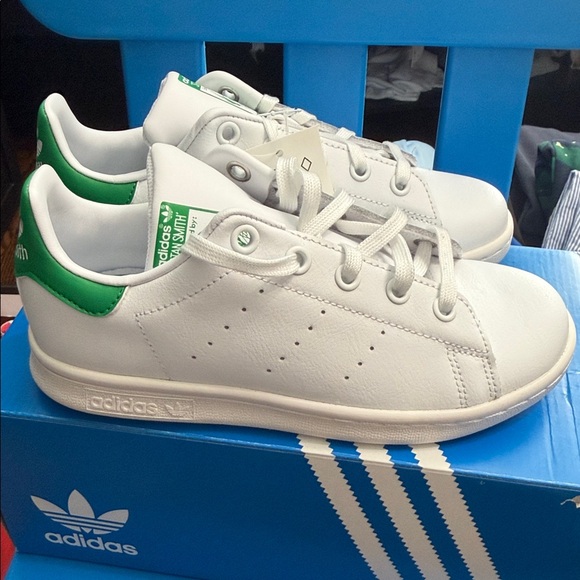 Adidas Kids Sneakers in White with Green Accents BRAND NEW Size 2 - Picture 1 of 9